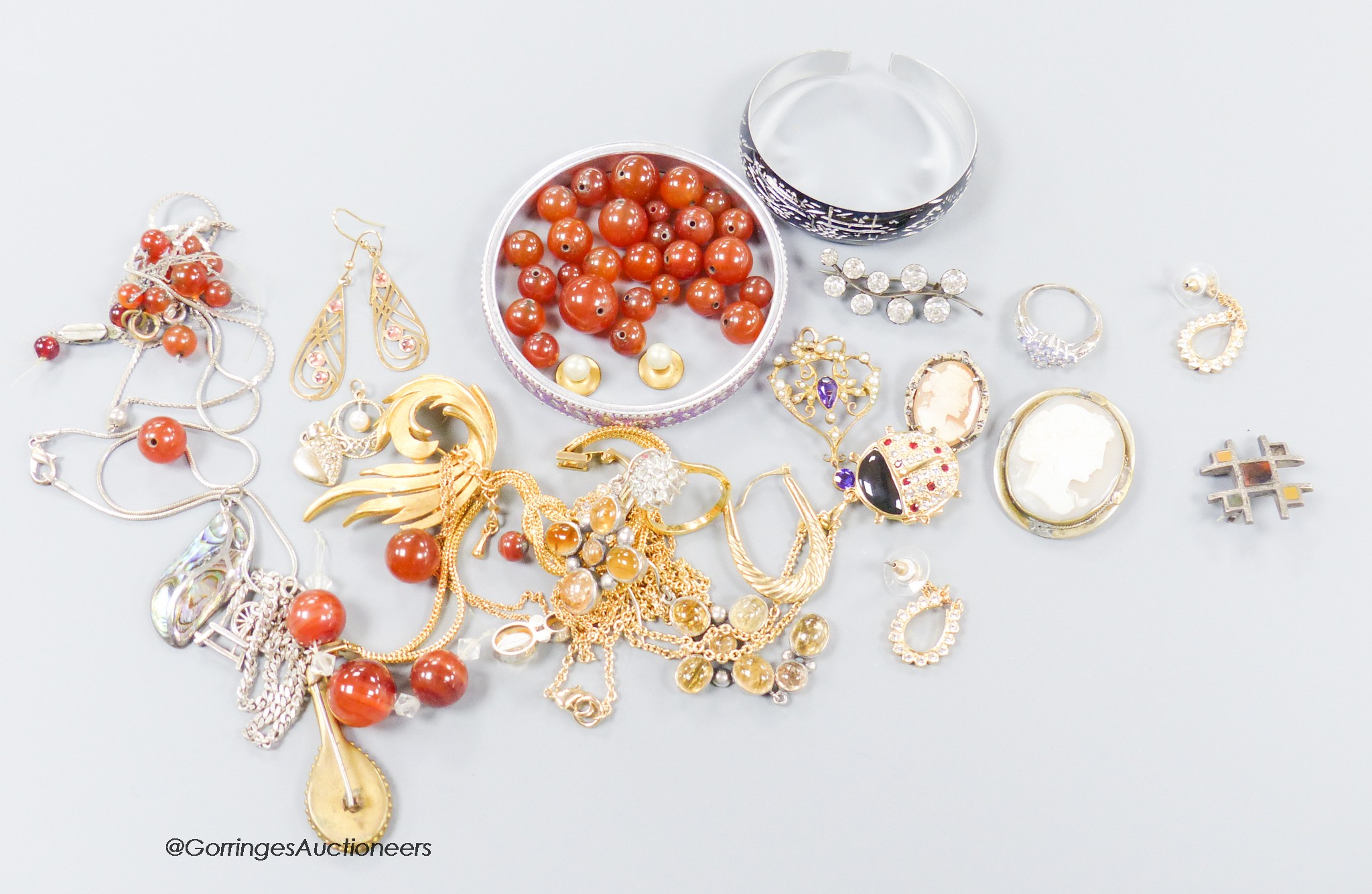 A group of mixed jewellery including yellow metal pendant, a micro mosaic banjo brooch, etc.